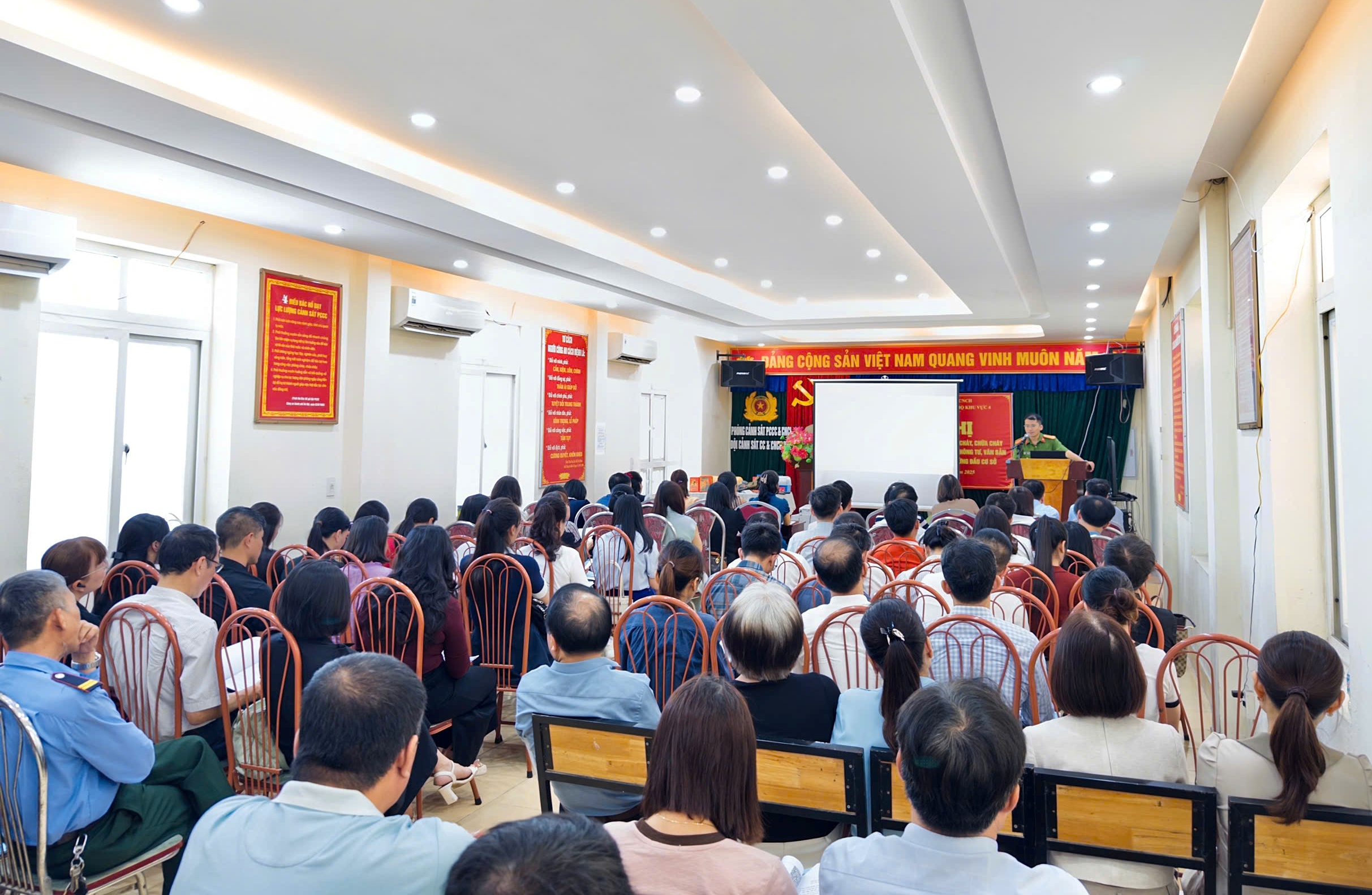 Đội Phòng cháy chữa cháy KV4: Tập huấn Luật Phòng cháy, chữa cháy  và cứu nạn, cứu hộ cho hơn 100 người đứng đầu cơ sở